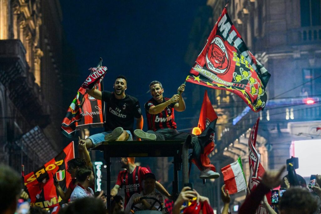 AC Milan Win First Title In 11 Years as 50,000 Gather Downtown to Celebrate